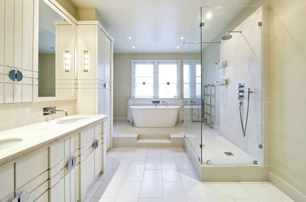 Grand 2 Bedroom Flat, Kensington