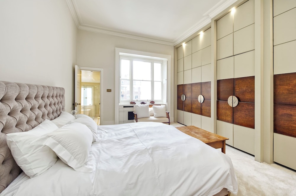 Grand 2 Bedroom Flat, Kensington