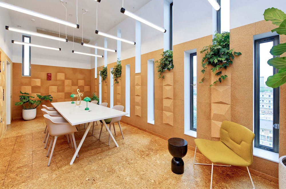 Stylish Three-bedroom Apartment in Poplar