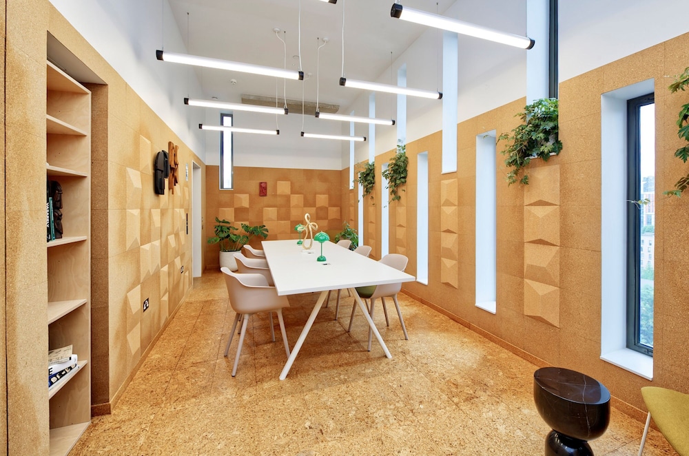 Luxuriant One-bedroom Poplar Apartment