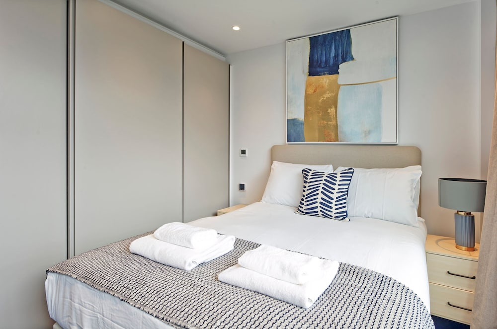 Striking One-bedroom Apartment Vibrant Poplar