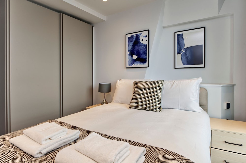 Stunning Two-bedroom Poplar Flat With City Views