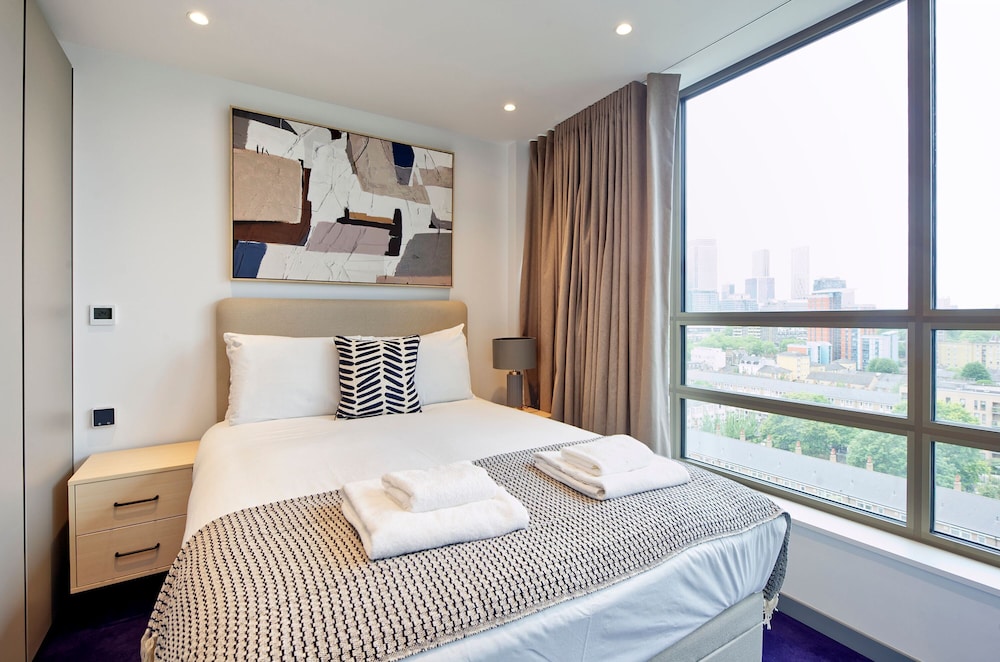 Luxuriant One-bedroom Poplar Apartment
