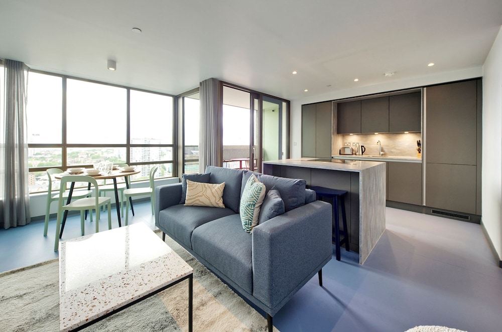 Stunning Two-bedroom Poplar Flat With City Views