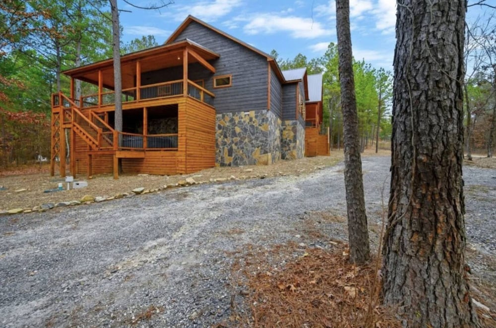Whispering Winds Luxury Cabin in Hochatown
