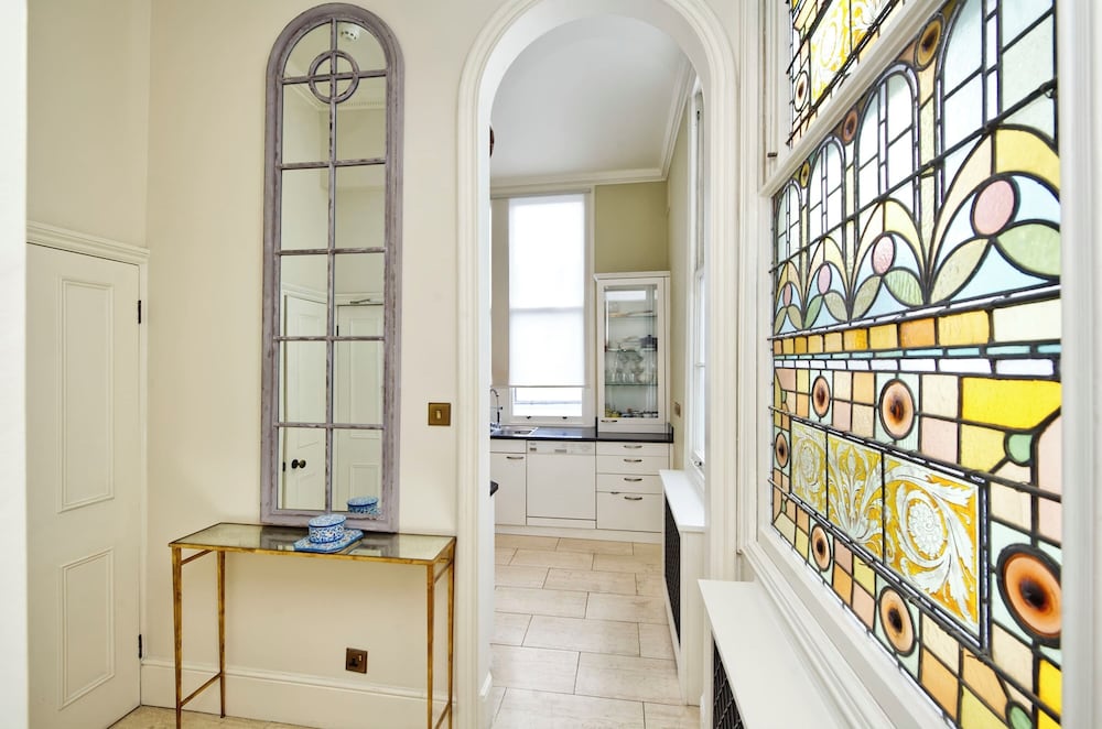 Grand 2 Bedroom Flat, Kensington
