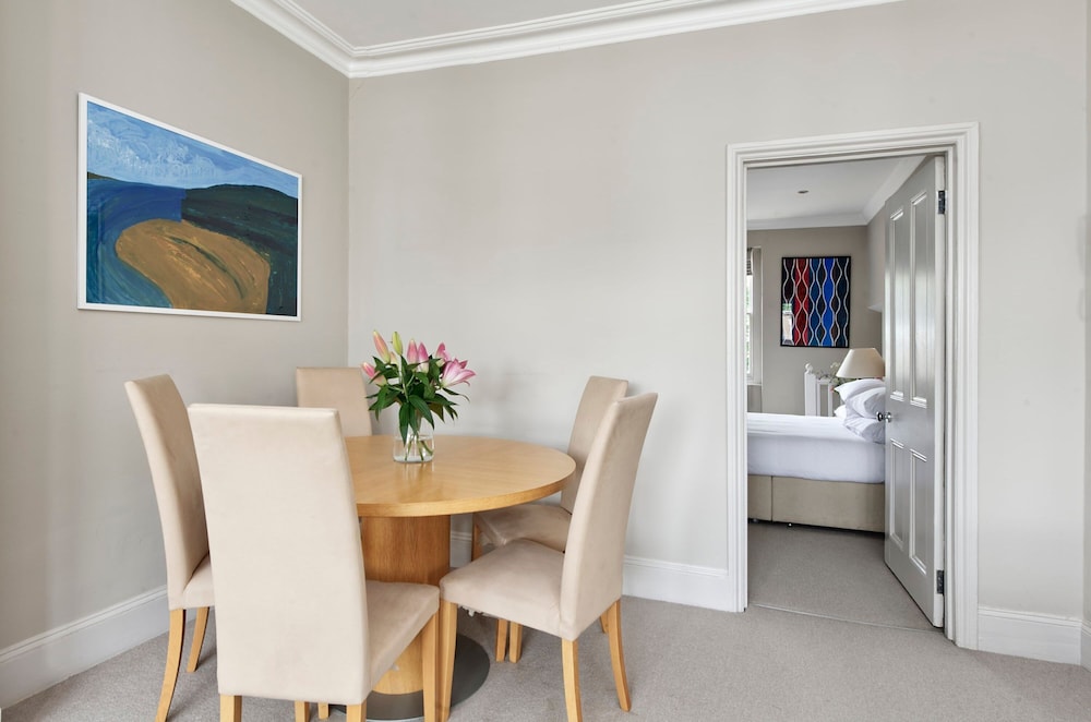 Cosy and Chic one Bedroom Flat in Earl s Court