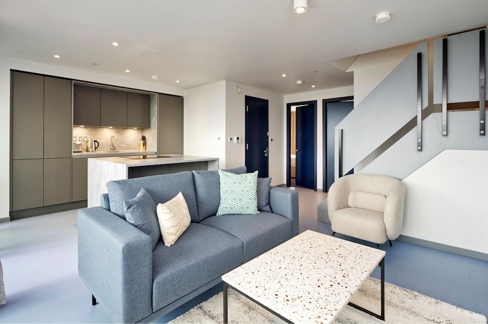 Stunning Two-bedroom Poplar Flat With City Views