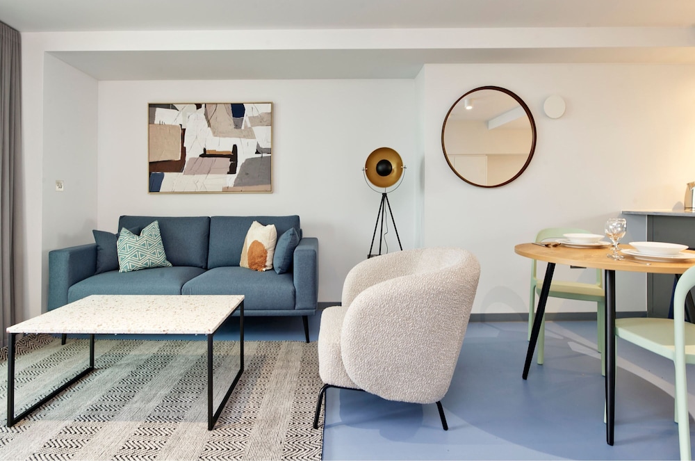 Stunning One-bedroom Apartment With City Views