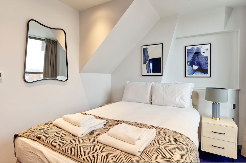 Elegant Two-bedroom Apartment in Vibrant Poplar