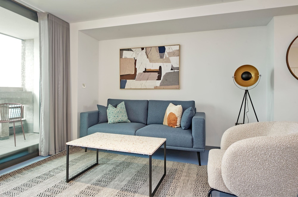 Striking One-bedroom Apartment Vibrant Poplar