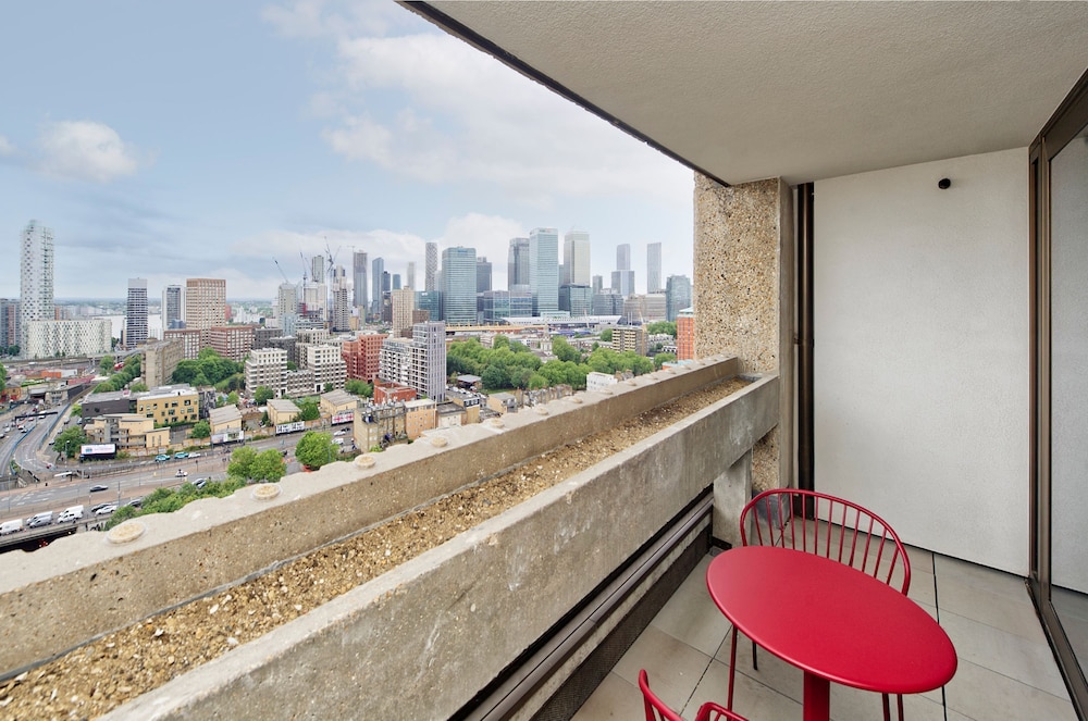 Elegant Two-bedroom Apartment in Vibrant Poplar