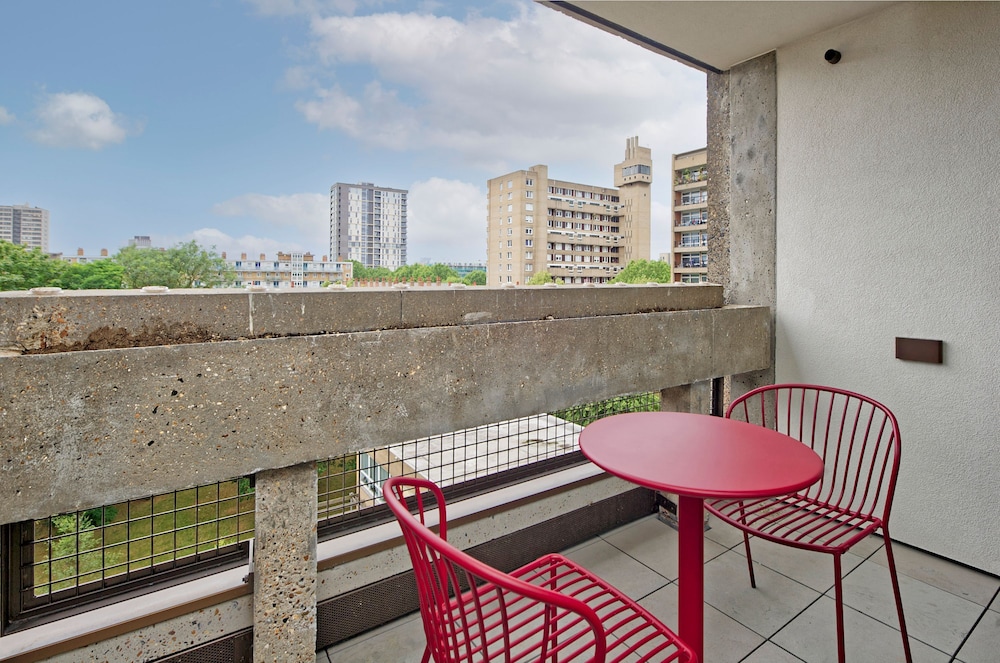 Upscale Two-bedroom Home in a Brutalist Setting