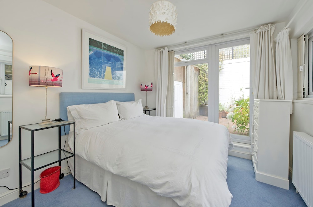 Lovely 2-bed Garden Flat in West Kensington