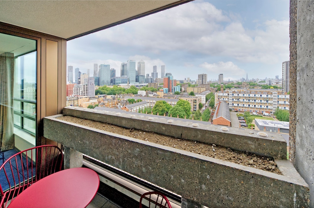 Deluxe One-bedroom Apartment in Poplar