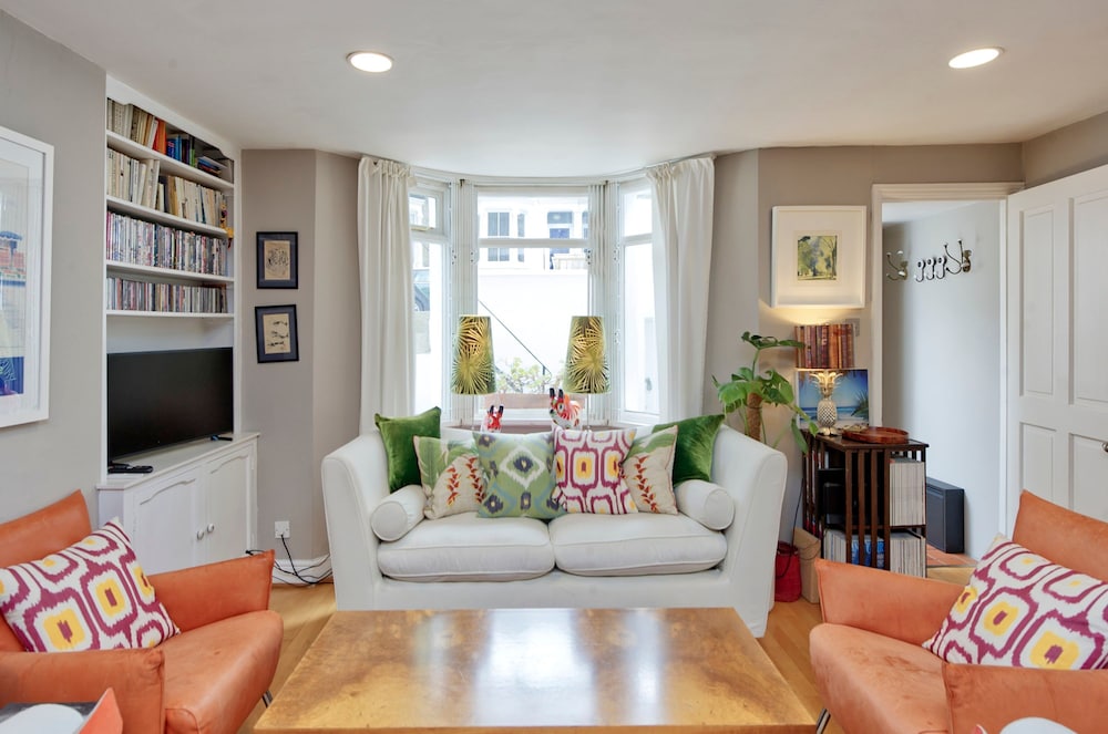 Lovely 2-bed Garden Flat in West Kensington