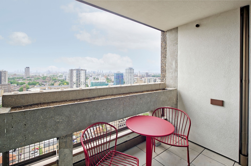 Luxury Two-bedroom Flat in East London s Poplar