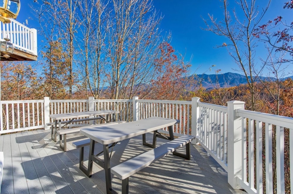 Gatlinburg Getaway by Avantstay 9bdr Sleeps 22 Hot tub Movie Theater