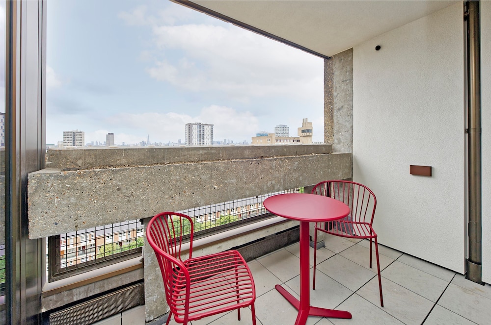 Luxuriant One-bedroom Poplar Apartment
