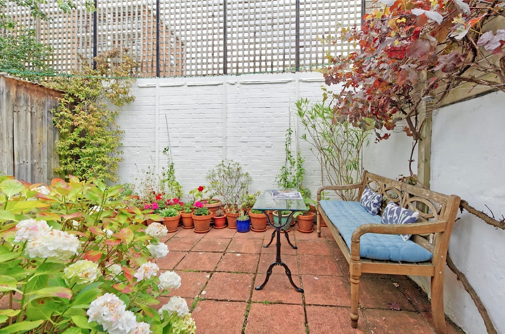 Lovely 2-bed Garden Flat in West Kensington