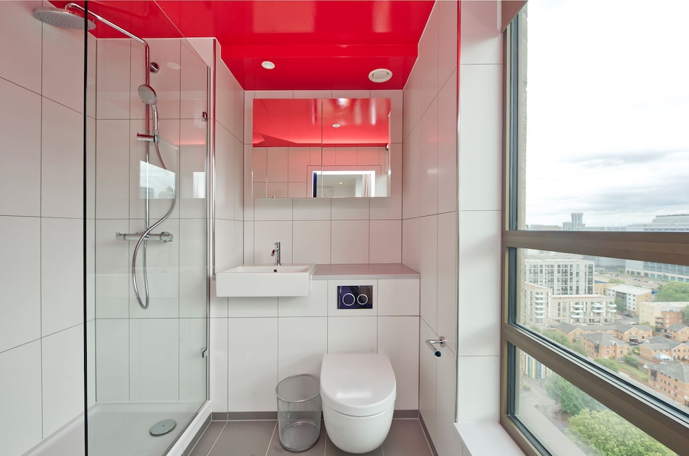 Elegant Two-bedroom Apartment in Vibrant Poplar