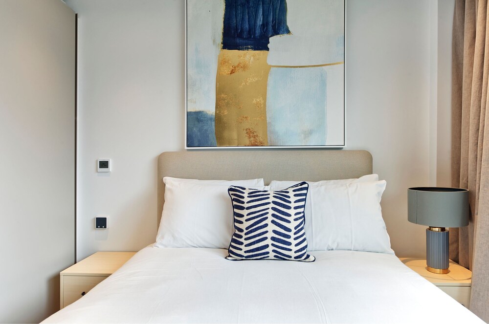 Striking One-bedroom Apartment Vibrant Poplar