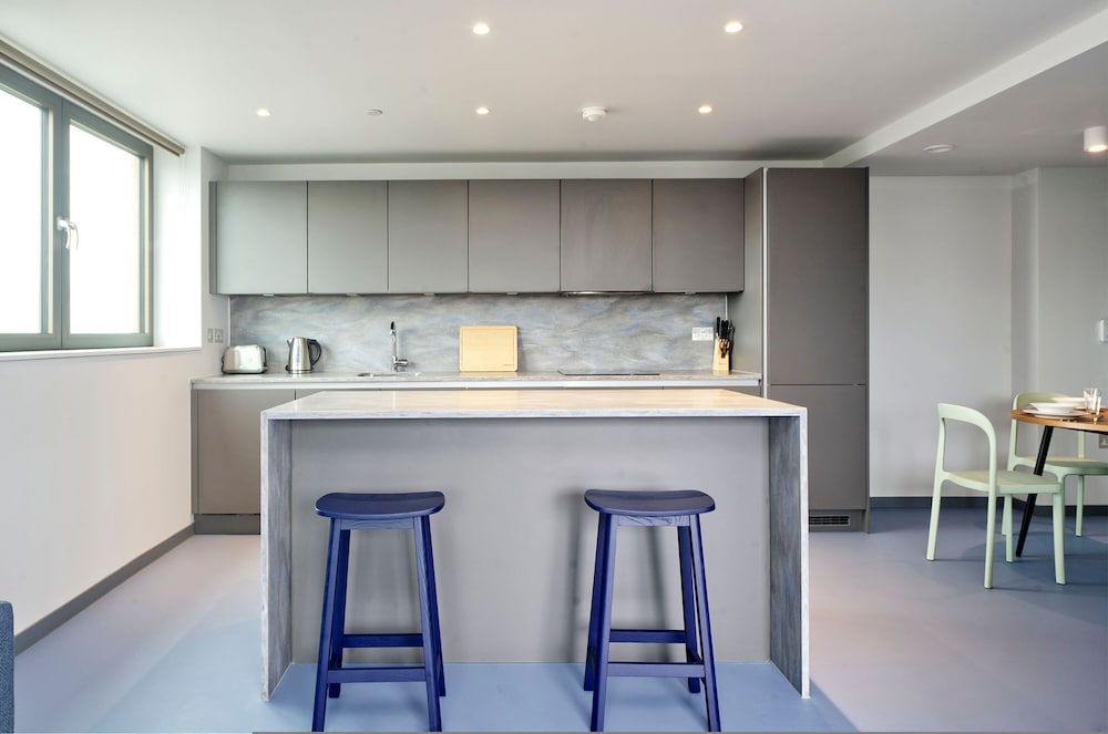 Elegant Two-bedroom Apartment in Vibrant Poplar