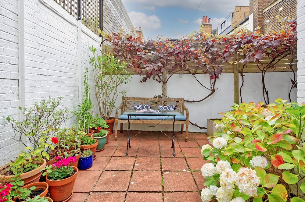Lovely 2-bed Garden Flat in West Kensington