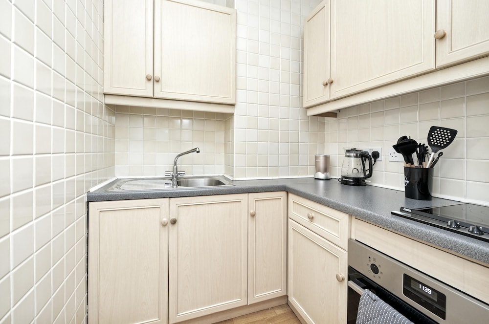 Historic Whitehall Flat in SW1 by Underthedoormat