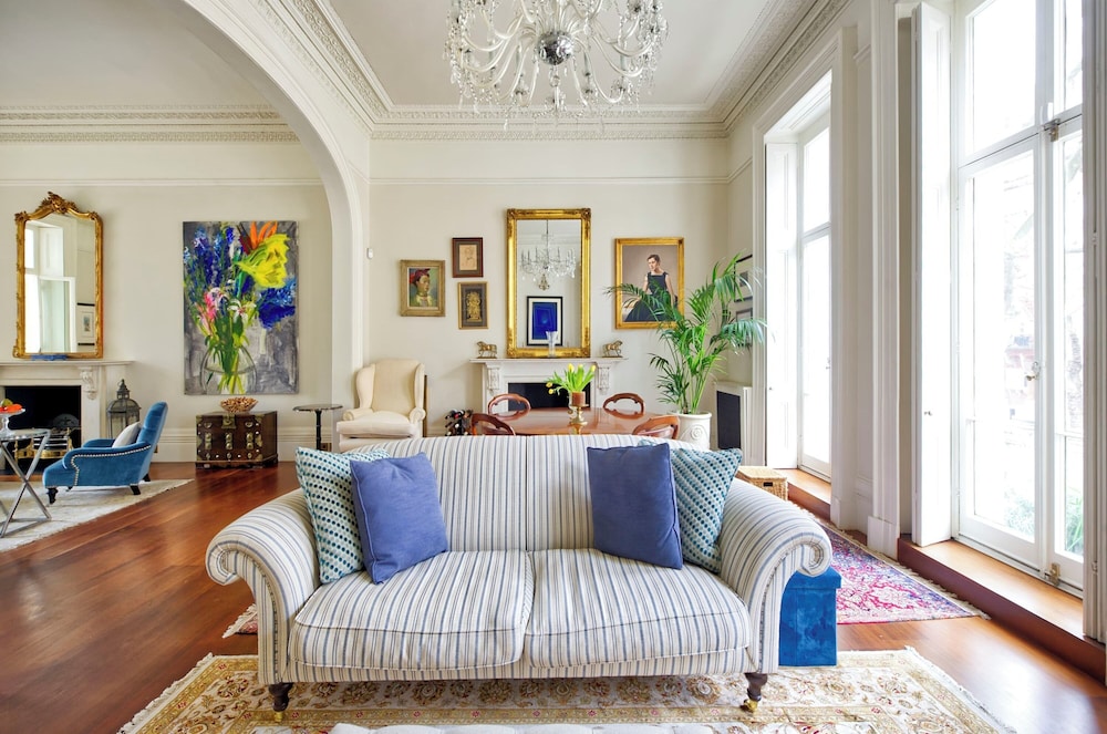 Grand 2 Bedroom Flat, Kensington