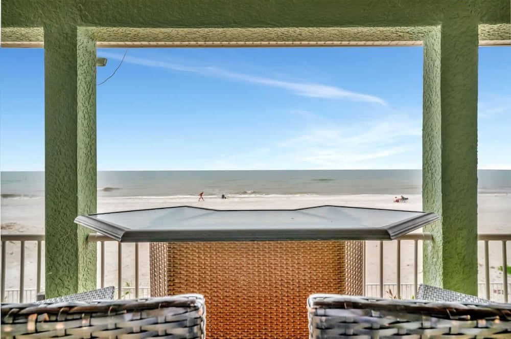 Stones Throw Beachfront Premier Suite 4 Views