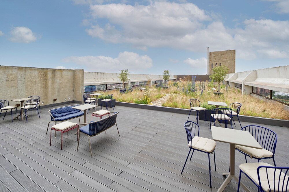 Luxuriant One-bedroom Poplar Apartment
