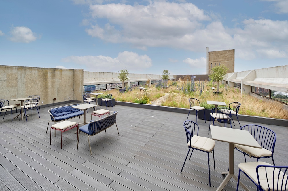 Stunning Two-bedroom Poplar Flat With City Views