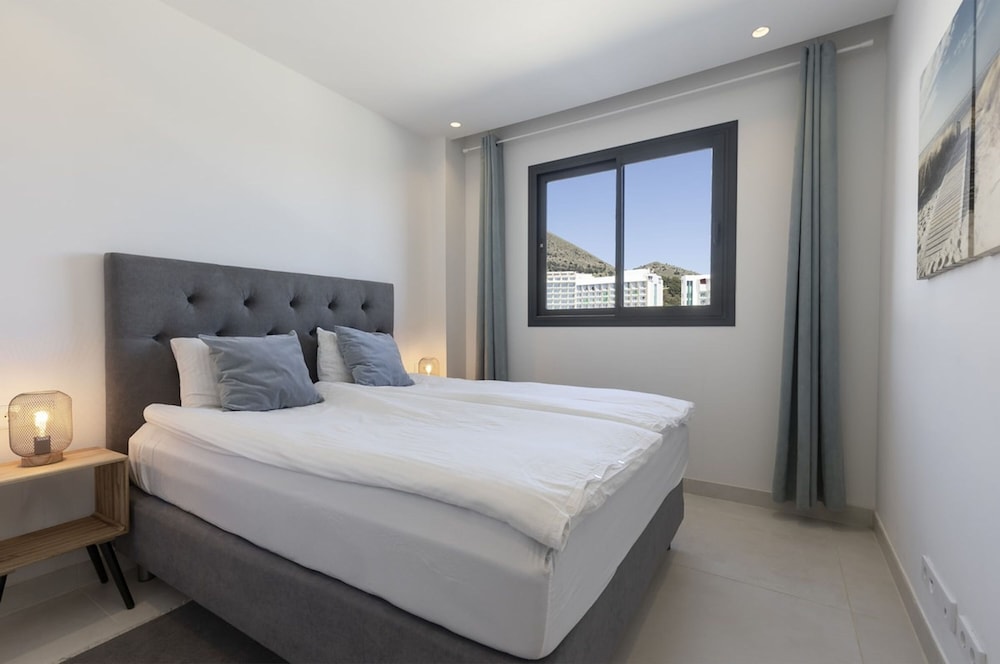 Stylish Apartment With Large Terrace in Higueron