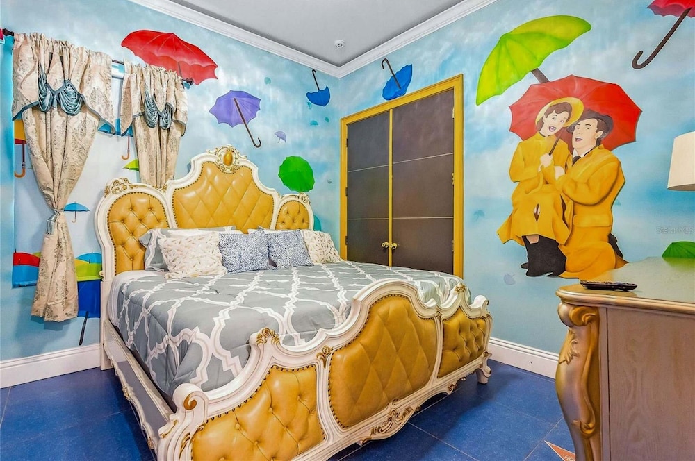Ultimate Hollywood Themed Mansion for Big Groups