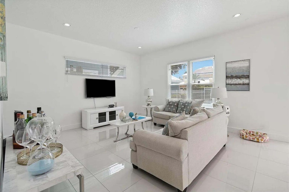 Gorgeous 4Bd Close to Disney With Spa at Reunion Resort 1552