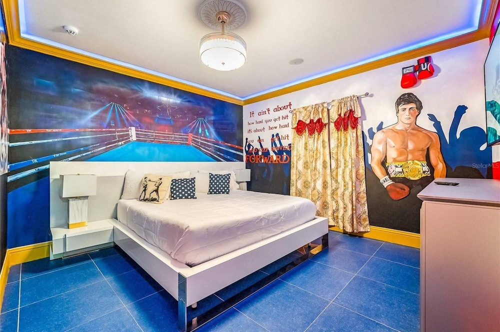 Ultimate Hollywood Themed Mansion for Big Groups