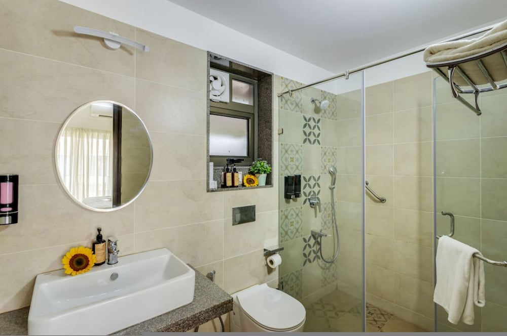 Luxe 1bhk w Pool Sauna 1km to the Beach