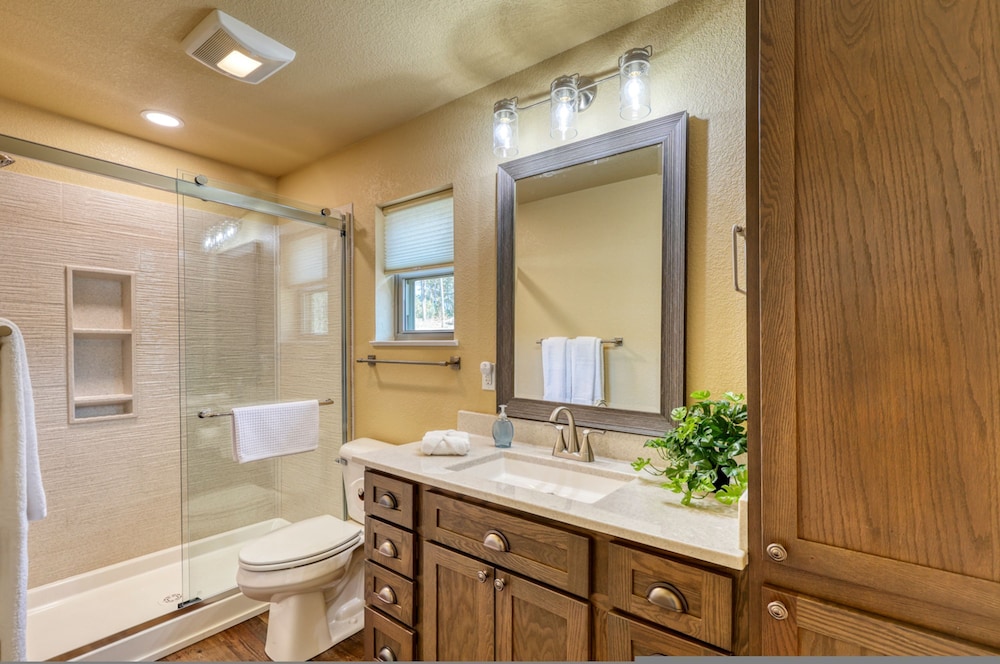 Modern Condo Near BH Attractions-garage Parking