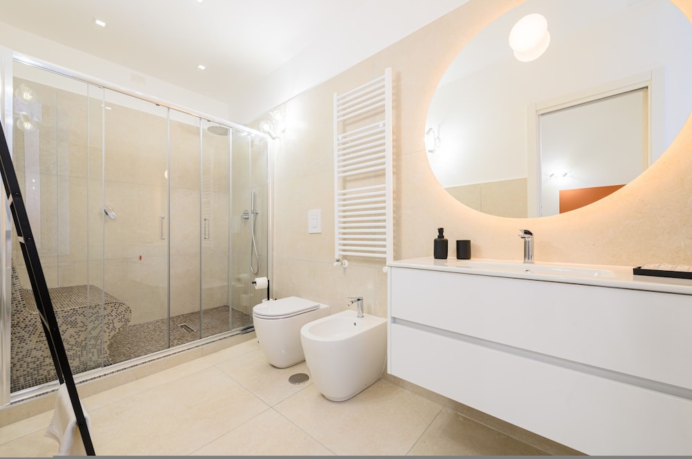 Into Mann in Naples With 5 Bedrooms and 5 Bathrooms
