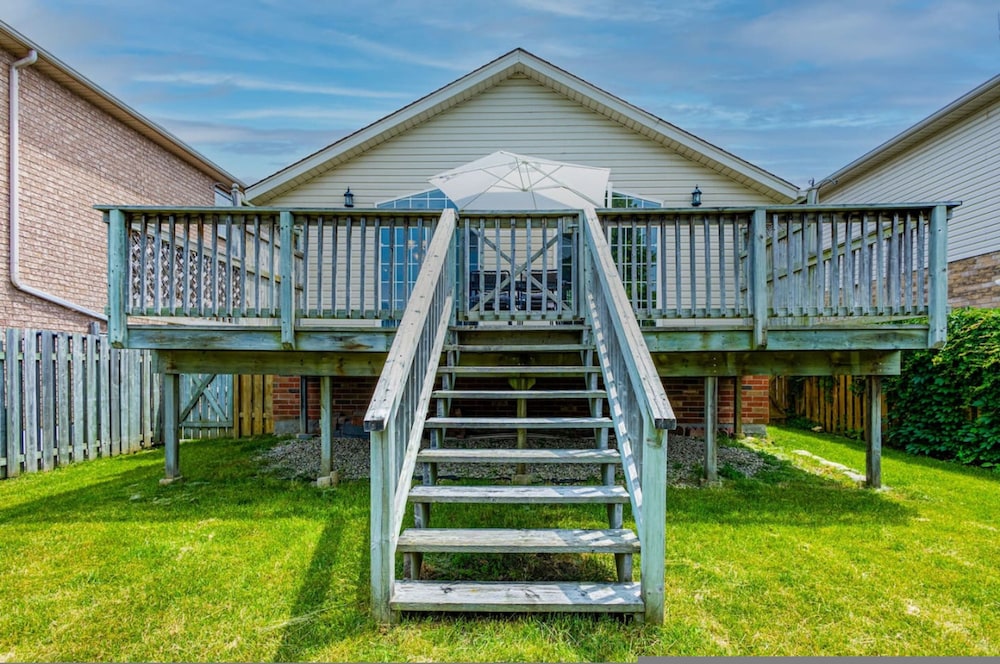 High-ceiling Home Relaxing Patio in Waterloo