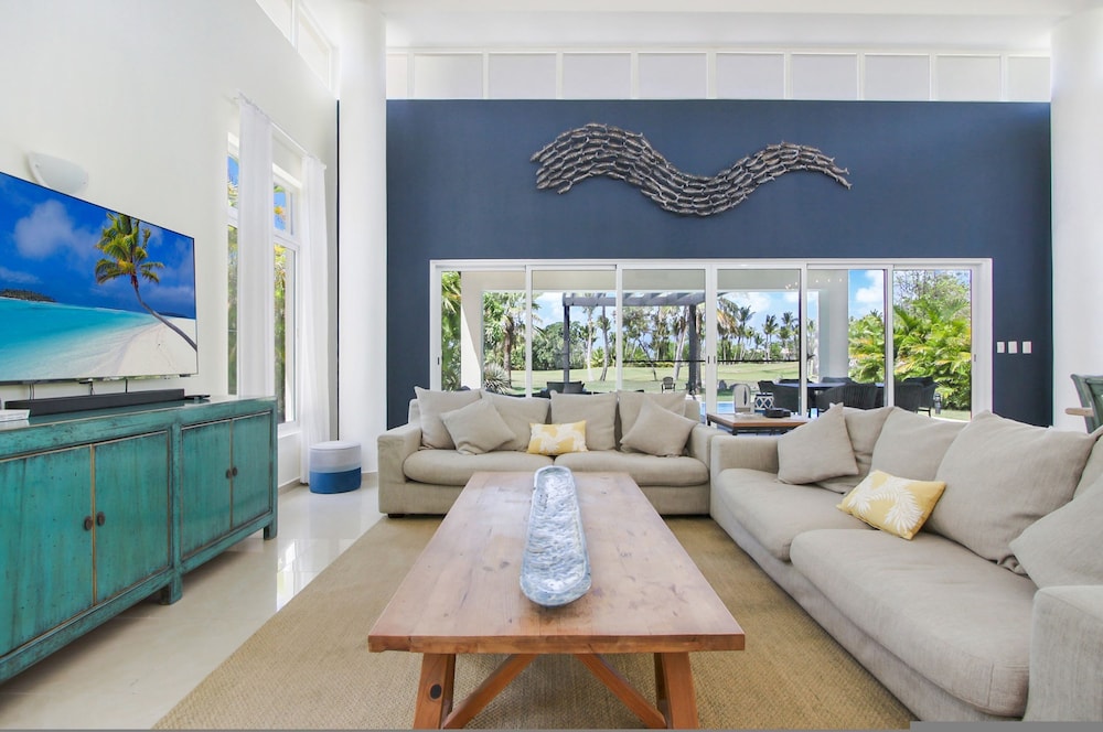 Luxury Golf Villa in Bavaro Cocotal Palma Real Pool Jacuzzi Staff