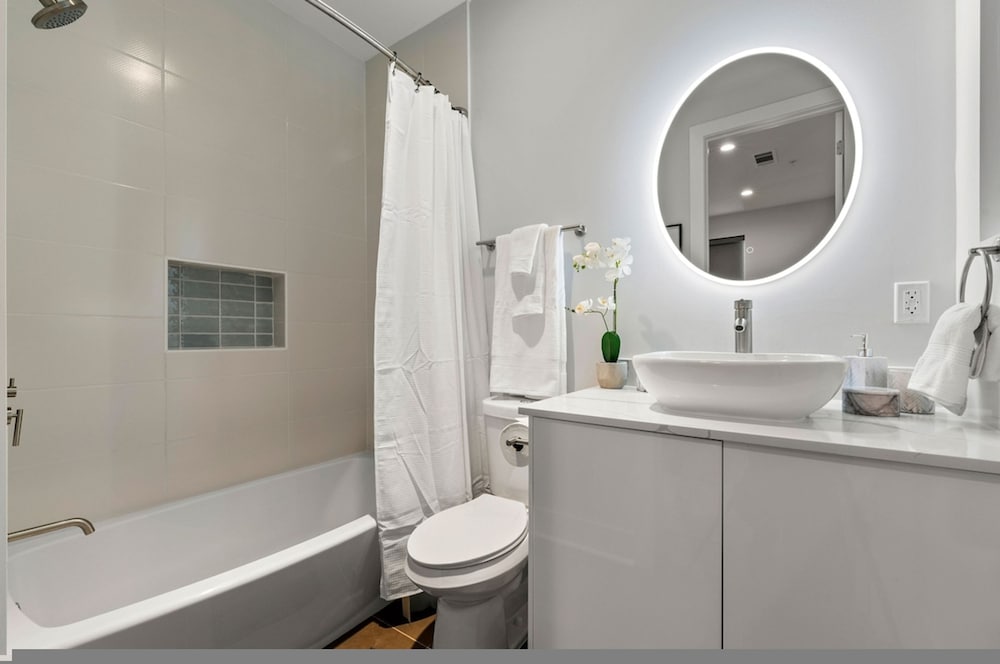 Luxurious Midtown Home Rooftop Views by Silverx