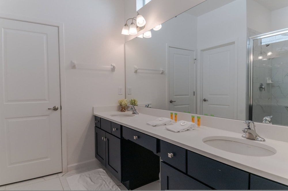 Sophisticated 9 Bedroom Close to Disney