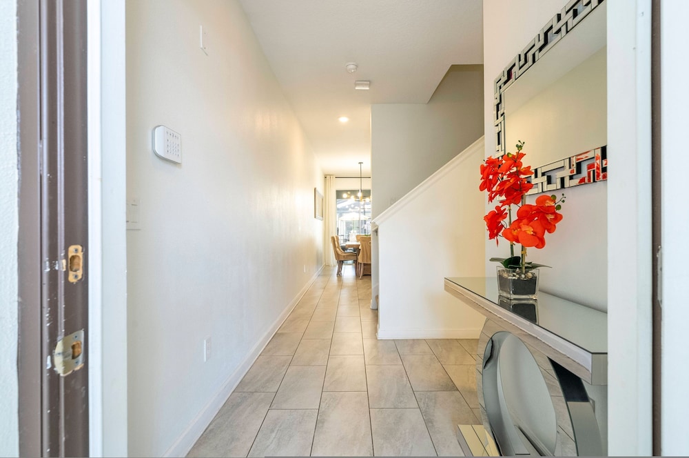 Beautiful 4 BR Close to Disney