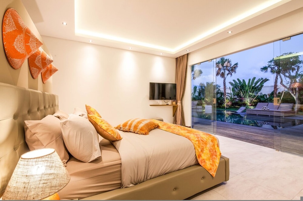 Villa 15 Stunning 6 BR Villa 400m to Beach