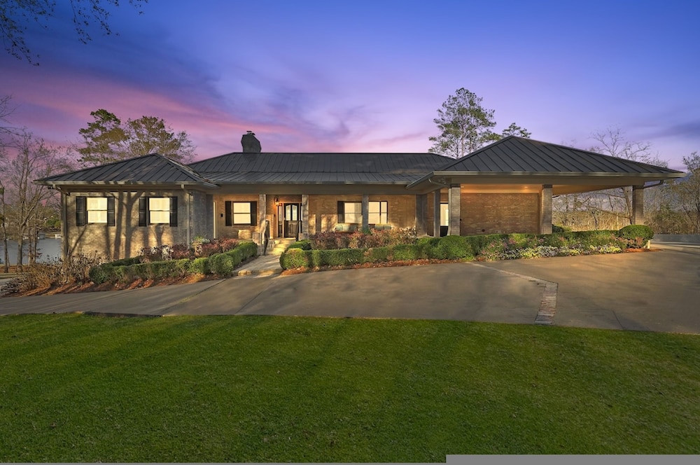 7BR Lakefront Haven Pool Hot Tub Gated 4acres
