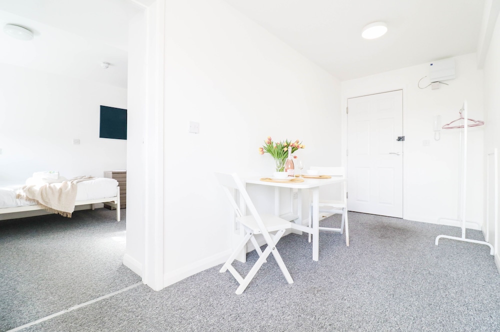 Cosy and Bright 1-bedroom Stay