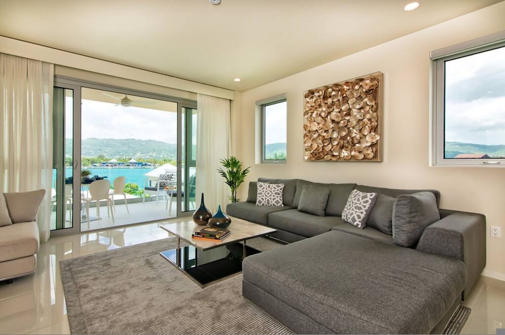 Stylish Paradise Luxury Waterfront Apartment at Soleil Residences