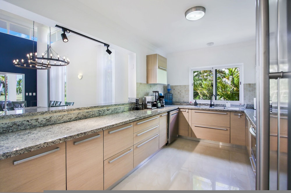 Luxury Golf Villa in Bavaro Cocotal Palma Real Pool Jacuzzi Staff